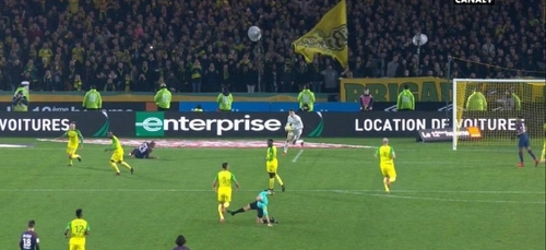 FC Nantes - PSG : l'arbitre met un coup de pied à Diego Carlos !