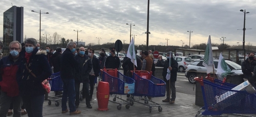 Rennes : les producteurs d'oeufs manifestent devant le centre...