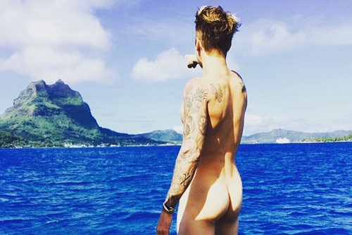 Après avoir échappé à une attaque de requin, Justin Bieber pose nu...