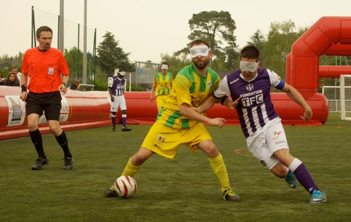 Une campagne de financement participatif pour le foot aveugle et...