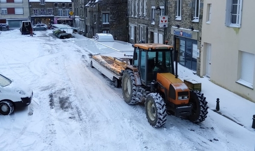 Bloqué par la neige, il sort le tracteur pour installer son stand...
