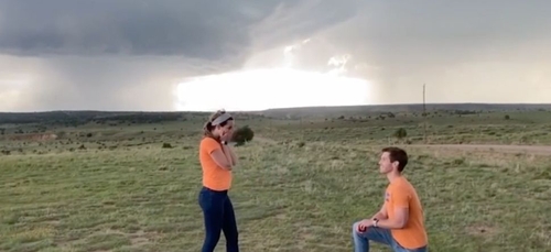 Un météorologue fait sa demande en mariage devant une tornade (vidéo)