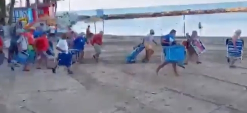 Espagne : des vacanciers font la course sur une plage pour obtenir...