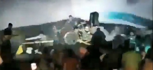 Un tsunami Indonésien filmé lors d'un concert fait des centaines de...