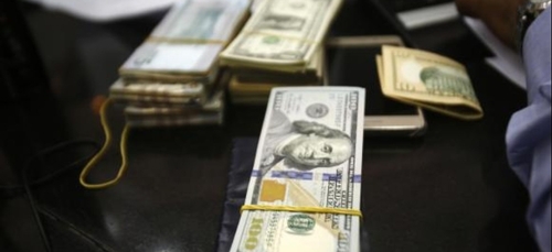 Une femme apprend que son mari la trompe et avale 9000$ en billets