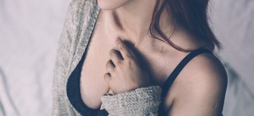 Le meilleur moyen de déstresser : toucher une paire de seins !