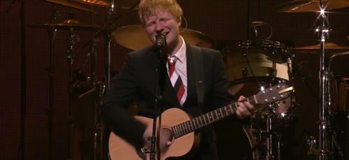 Ed Sheeran apparaît très ému sur scène en chantant un titre écrit...