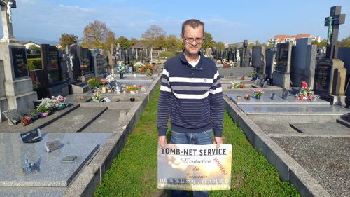 Avec Tomb-Net Service, Christian assure l'entretien des tombes