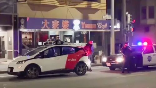 Une voiture sans chauffeur interpellée par la police (VIDEO)