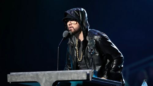 Eminem entre au Rock and Roll Hall of Fame et rend hommage à sa...