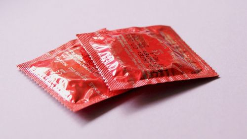 Emmanuel Macron annonce la gratuité des préservatifs pour les 18-25...