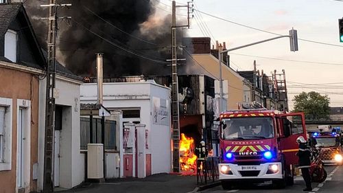 Le Mans : les flammes détruisent un garage "Point S" de l'avenue...