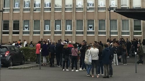 Caen : rassemblement de soutien pour la prof agressée au couteau