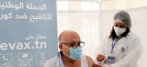 Le Ministre Tunisien de la Santé reçoit la première dose de vaccin...