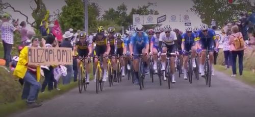 Tour de France : garde à vue pour la spectatrice à la pancarte