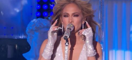 Jennifer Lopez émue aux larmes : son spectaculaire show à Times...