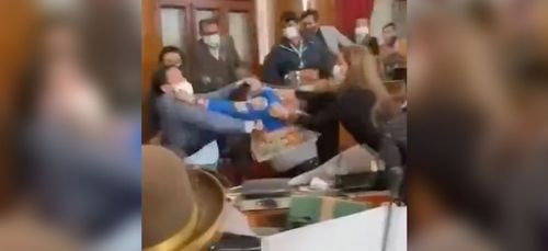 Bolivie : des parlementaires s’expliquent à coups de poing (vidéo)