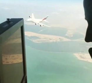 [VIDEO] Effrayant : un avion frôle un hélicoptère dans le ciel de...
