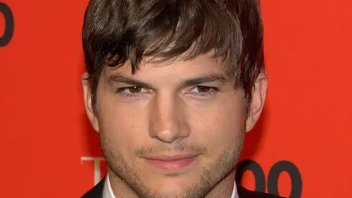 Ashton Kutcher en admiration devant un chanteur de karaoké !