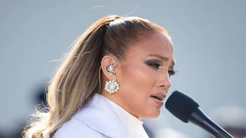 Jennifer Lopez qui recadre son mari aux Grammy Awards