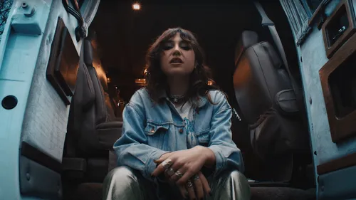 Izïa nous emmène au cœur de sa tournée dans le clip de la chanson...