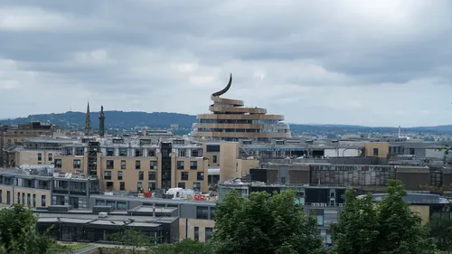 Ecosse : un nouvel hôtel en forme de crotte fait polémique à...