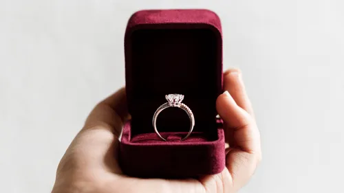Leur fils a jeté la bague de fiançailles dans les toilettes, elle...