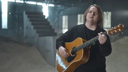 Le chanteur Lewis Capaldi suspend sa tournée pour des raisons...