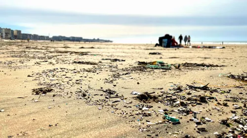 Grandes marées : des déchets et des dunes en recul