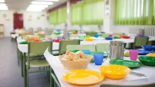 Cantines scolaires : plusieurs villes suppriment le thon des menus