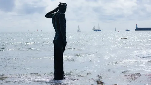 Vendée : après la polémique, la statue d’Ulysse est installée dans...