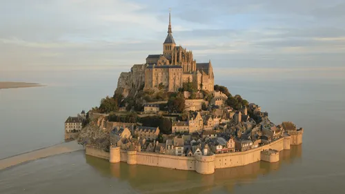 Deux personnes piégées par la marée dans la baie du Mont-Saint-Michel