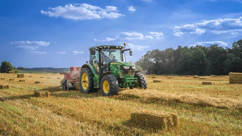 "Du prix pour l'avenir" : 150 tracteurs investissent le centre de...