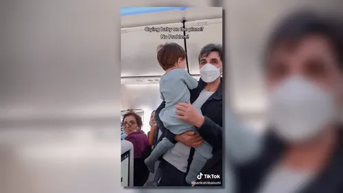 Les passagers d'un avion chantent "Baby Shark" pour rassurer un enfant