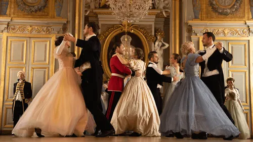 Le public au cœur de l'action du spectacle "La Belle et la Bête" au...