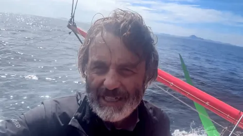 Vendée Globe 2024 : le tenant du titre Yannick Bestaven contraint à...