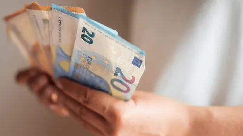 Il trouve une enveloppe remplie de billets et préfère retrouver son...