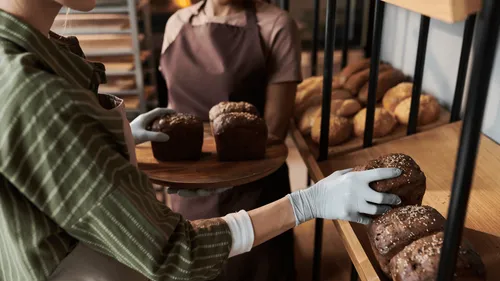 Ils avaient fait travailler du personnel le 1er mai, des boulangers...