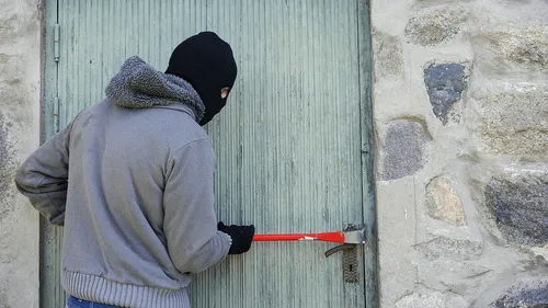 Croyant à un cambriolage, des policiers menottent deux joueurs...