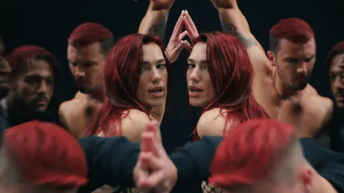 Dua Lipa nous (re)fait danser avec son nouveau hit "Houdini" !