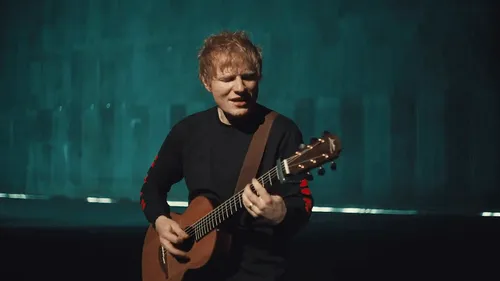 Ed Sheeran interprète "Shivers" en acoustique