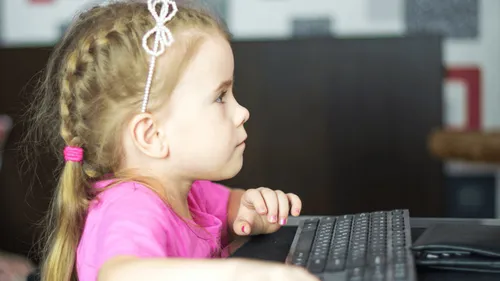 L'Assemblée se penche sur un contrôle parental par défaut sur les...