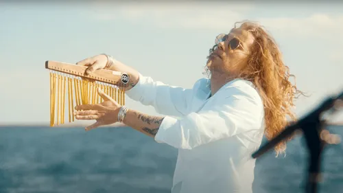 Julien Doré dévoile le clip de "La bise"