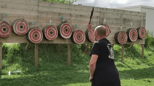Le championnat de France de lancer de haches et de couteaux aura...