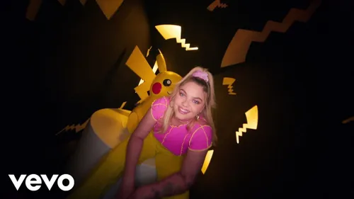 Louane dévoile "Game Girl" et un clip hommage à Pokémon !