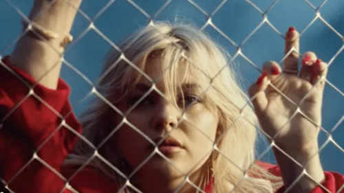 Louane dévoile le clip de son nouveau single "Tornade"