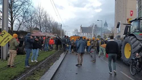Tensions entre agriculteurs et CRS devant l'Hôtel de Région à Bordeaux