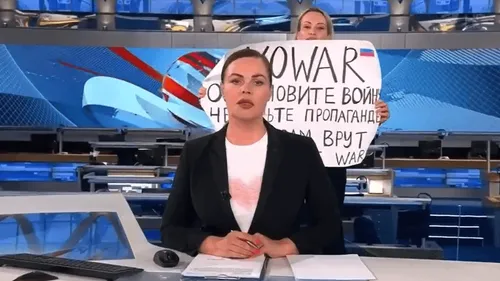 Marina Ovsiannikova, qui s'est affichée contre la guerre à la...