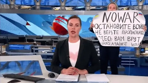 Russie : Marina Ovsiannikova condamnée à une amende et libérée