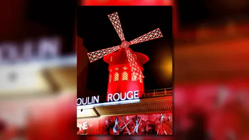 Les ailes du célèbre Moulin Rouge à Paris se sont effondrées